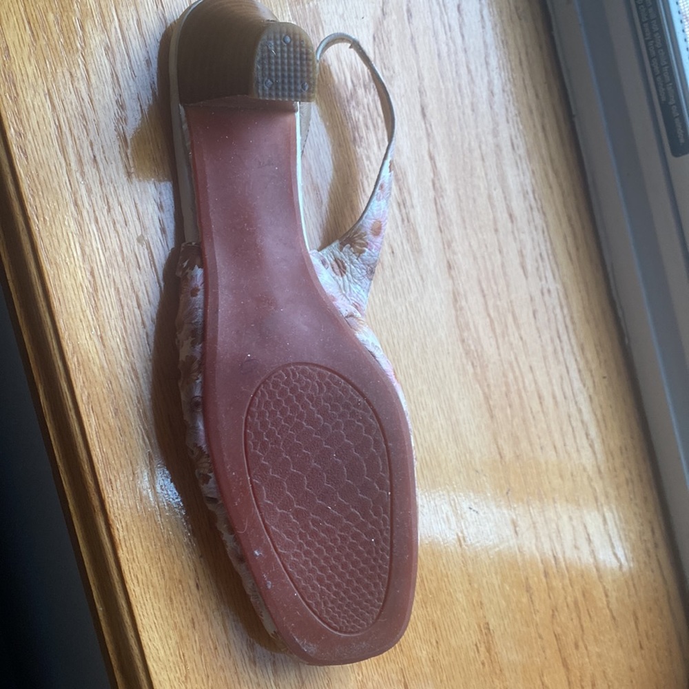 low-heeled(2,5in) leather sandals made in Italy - Picture 3 of 5